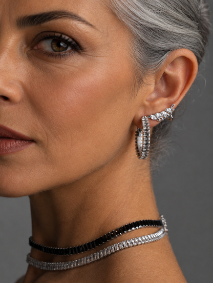Σκουλαρίκια Linda, ασημένιο ear climber με κρύσταλλα και κρίκο, φορεμένα