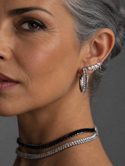 Σκουλαρίκια Linda, ασημένιο ear climber με κρύσταλλα, κοντινό στο αυτί