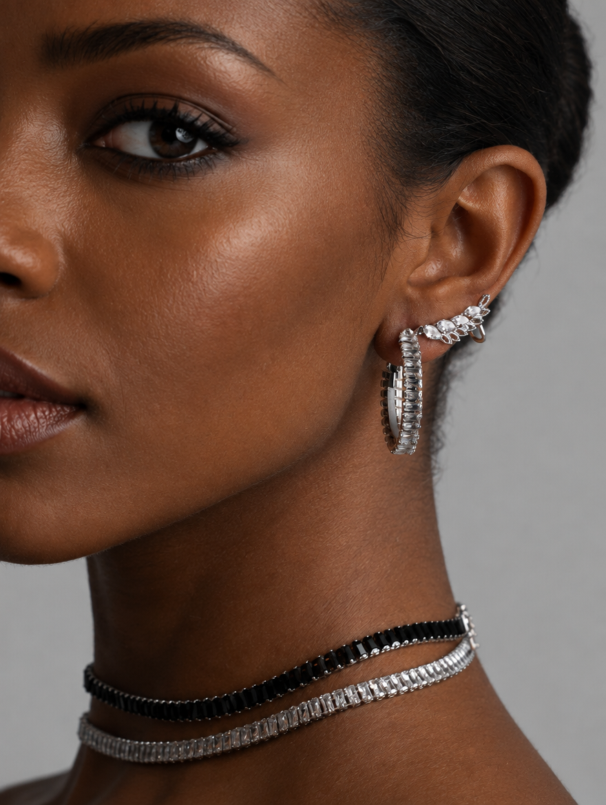 Σκουλαρίκια Linda, ασημένιο ear climber με κρύσταλλα και κρίκο, κοντινό σε σκούρο δέρμα