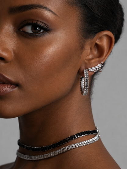 Σκουλαρίκια Linda, ασημένιο ear climber με κρύσταλλα και κρίκο, κοντινό σε σκούρο δέρμα