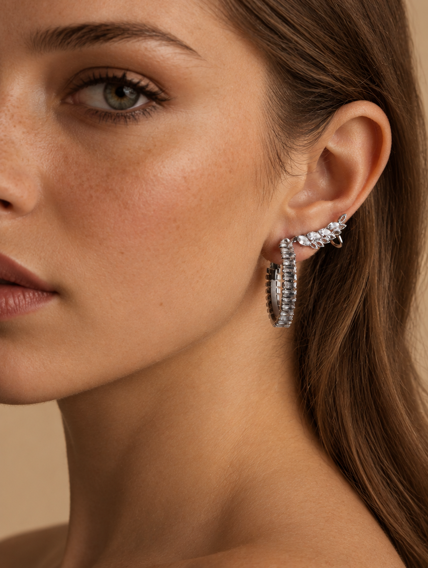 Σκουλαρίκια Linda, ασημένιο ear climber με κρύσταλλα, φορεμένα σε νεαρή γυναίκα